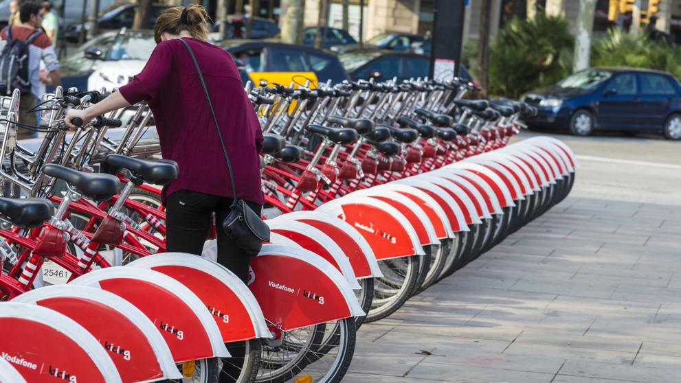 Las #mujeres más jóvenes están liderando el mayor crecimiento del uso de la #bici, ya que eligen más este transporte para desplazamientos cotidianos. Ha aumentado cinco puntos la presencia femenina sobre las dos ruedas bit.ly/35cHOtg