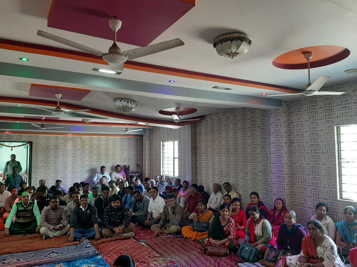 DBKalsariya1's tweet photo. અમદાવાદ મહેસૂલી પરિવાર દ્વારા મહેસુલી કર્મચારીઓના પડતર પ્રશ્નોના સુખદ સમાધાન માટે ભગવાનશ્રી સત્યનારાયણની કથાનું આયોજન https://t.co/rS0S5T9lUO