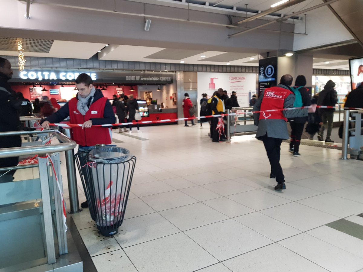 Pour accéder au RER B, les agents de la gare, postés en haut des escaliers, tentent de repartir les voyageurs sur la totalité du quai. #Greve16Decembre #GreveGenerale