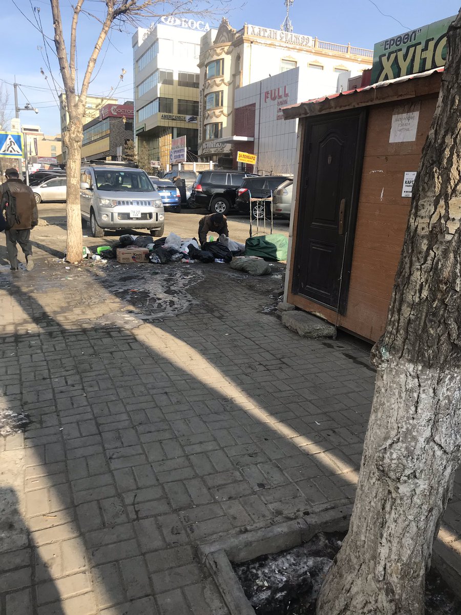 Энэ баянгол дүүрэг ер нь төр засгаас хариуцсан эзэн байна уу. Odontuya dargaa 30 жилд хөгжсөн байдал энэ үү хороолол модны 2 түцнүүдээ буулгаачээ. Нохойн хороо болж дээ