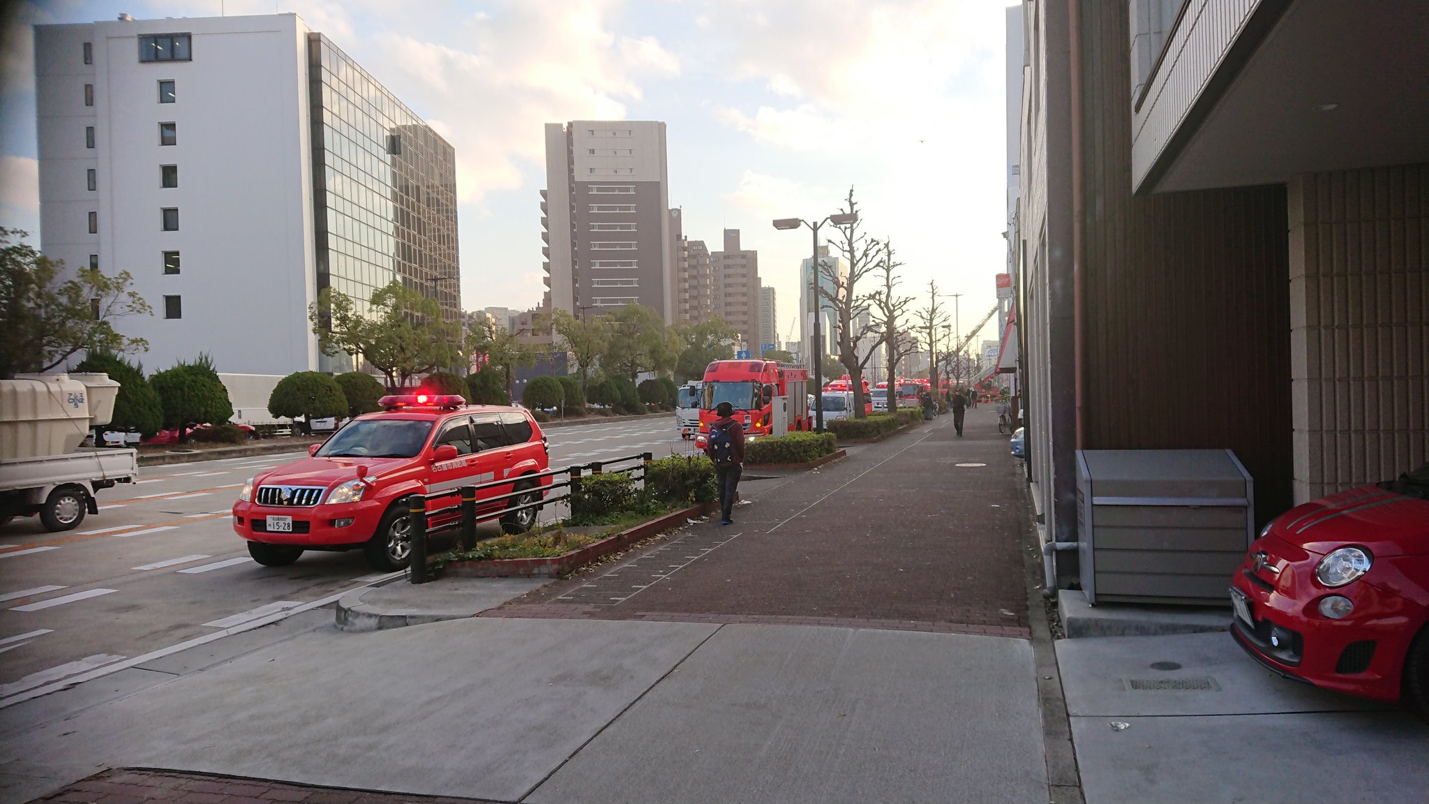 相生町のいそのビルで火事が起きはしご車で消火活動している画像