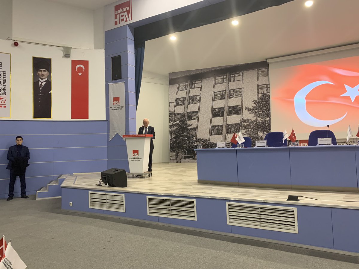 Yusuf__Tekin's tweet photo. Üniversite olarak organize ettiğimiz Uluslararası Kimlik ve Göç Çalışmaları Sempozyumu başladı. İçişileri Bak. Yardımcımız Prof. Dr. Tayyip Sabri Erdil bey konuşmalarını yapıyor. Bekleriz... https://t.co/8Dw1Ucp0ei
