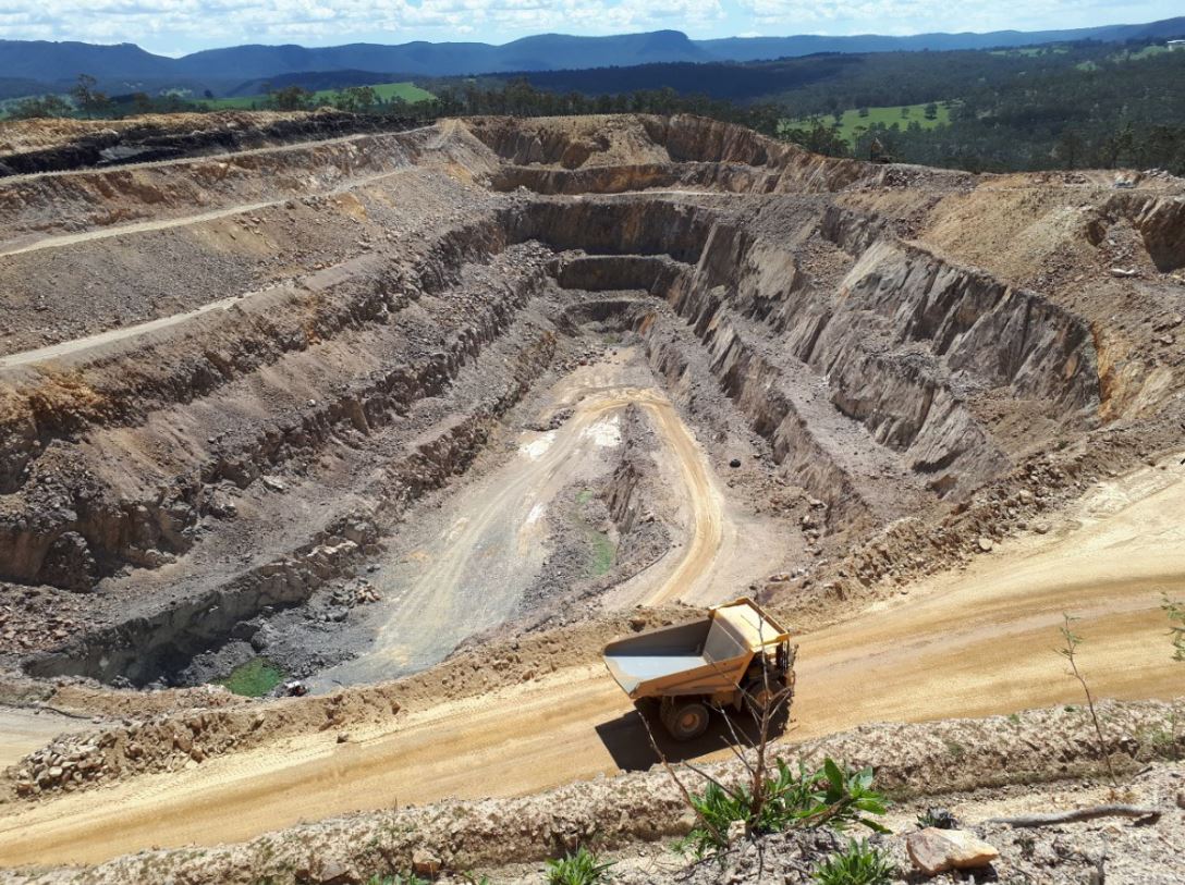 Komatsu_Aus's tweet photo. This picture tells why our #HD605 is the best truck for the quarry job 👌
#KomatsuAustralia #dumptruck #quarry https://t.co/QzcKSI5MA8