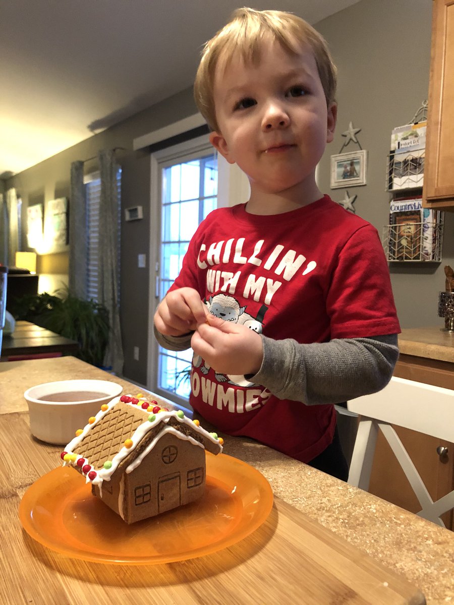 mlucash9's tweet photo. For the first time ever, we made gingerbread cookies and houses. #snowdaytomorrow @Alucash18 https://t.co/GyVApGDY4X