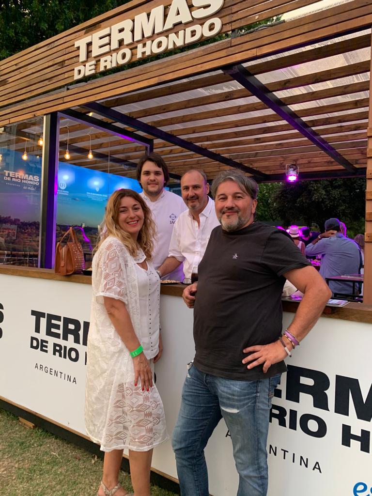 tanoabruzzese's tweet photo. En el palco de Termas de Rรญo Hondo disfrutando de la final entre #LaDolfina y #Ellestrina en compaรฑรญa del periodista @pablotiburzi, su seรฑora esposa y Matรญas, chef del espacio de nuestra provincia.
#campoargentinodepolo #polofinal
#finalday #somospolo
#TermasdeRioHondo #Final https://t.co/bIyqPJhSjt