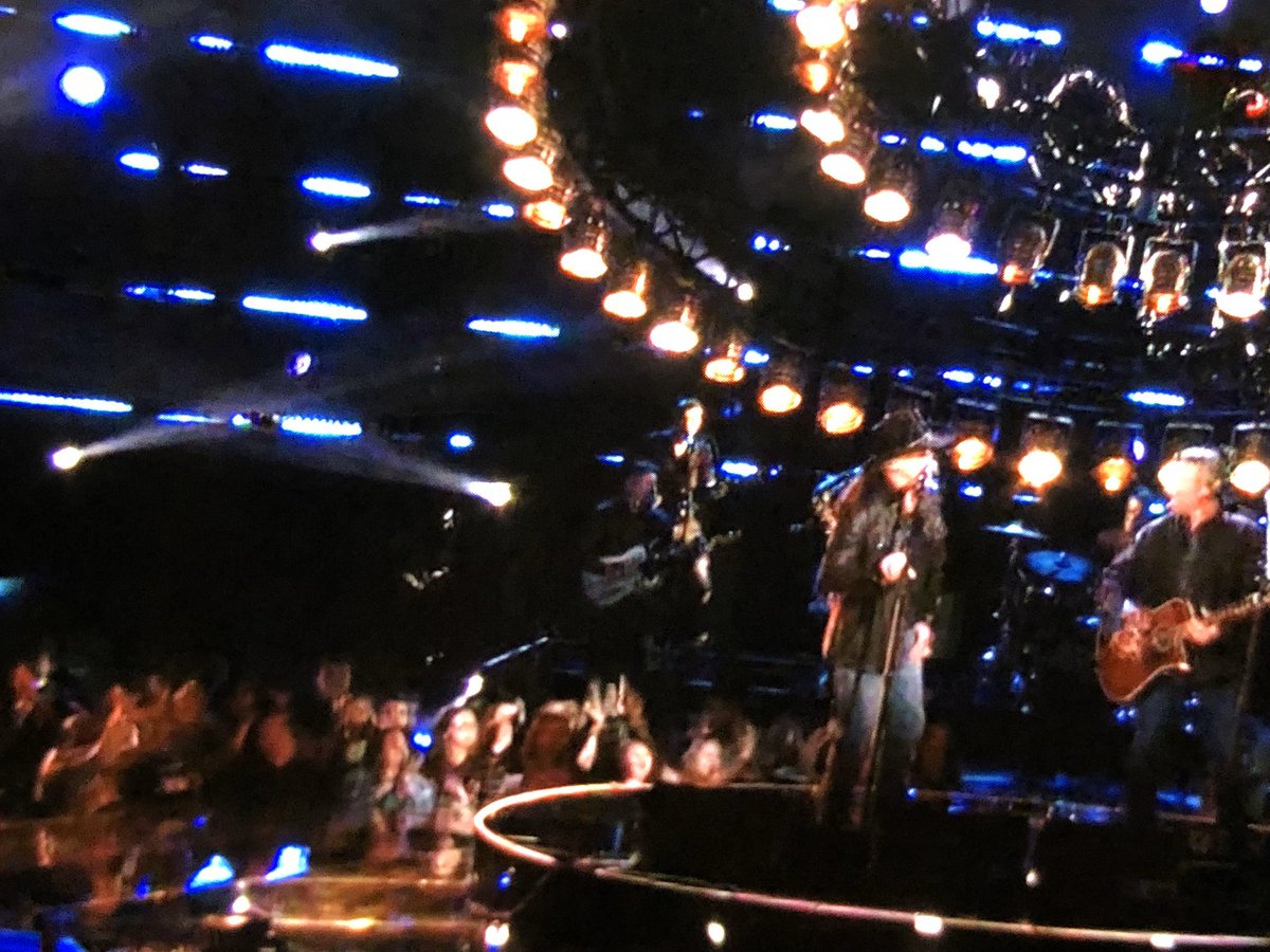 megankohlert's tweet photo. @johnlegend #TheVoice at the last show 🖤 #Teamkatie https://t.co/ti1vDF9KAY