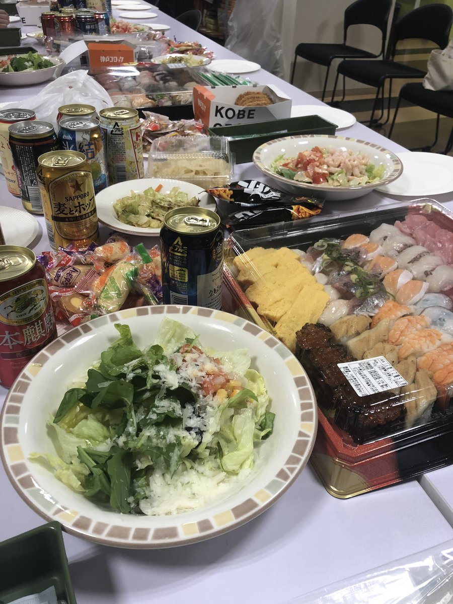 うっほ もぐもぐピーナッツ ゴリラっぽい方担当 على تويتر 昨日は関東住みます芸人ー1グランプリ 住みます芸人忘年会 大宮までお越しの皆様ありがとうっほー まさかのよしもと大宮ラクーン劇場ロビーで忘年会 思い出に残る忘年会になりました