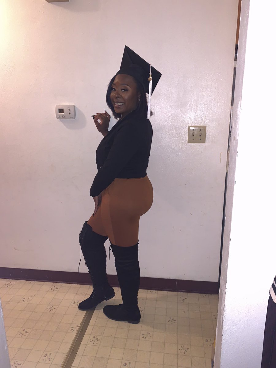 Pretty_Chique's tweet photo. I did that do you hear me!? π©πΎβπππΎ β€οΈπ€ #HuskiePride #Grad19 #BAPsych https://t.co/hZGqIMyHbS