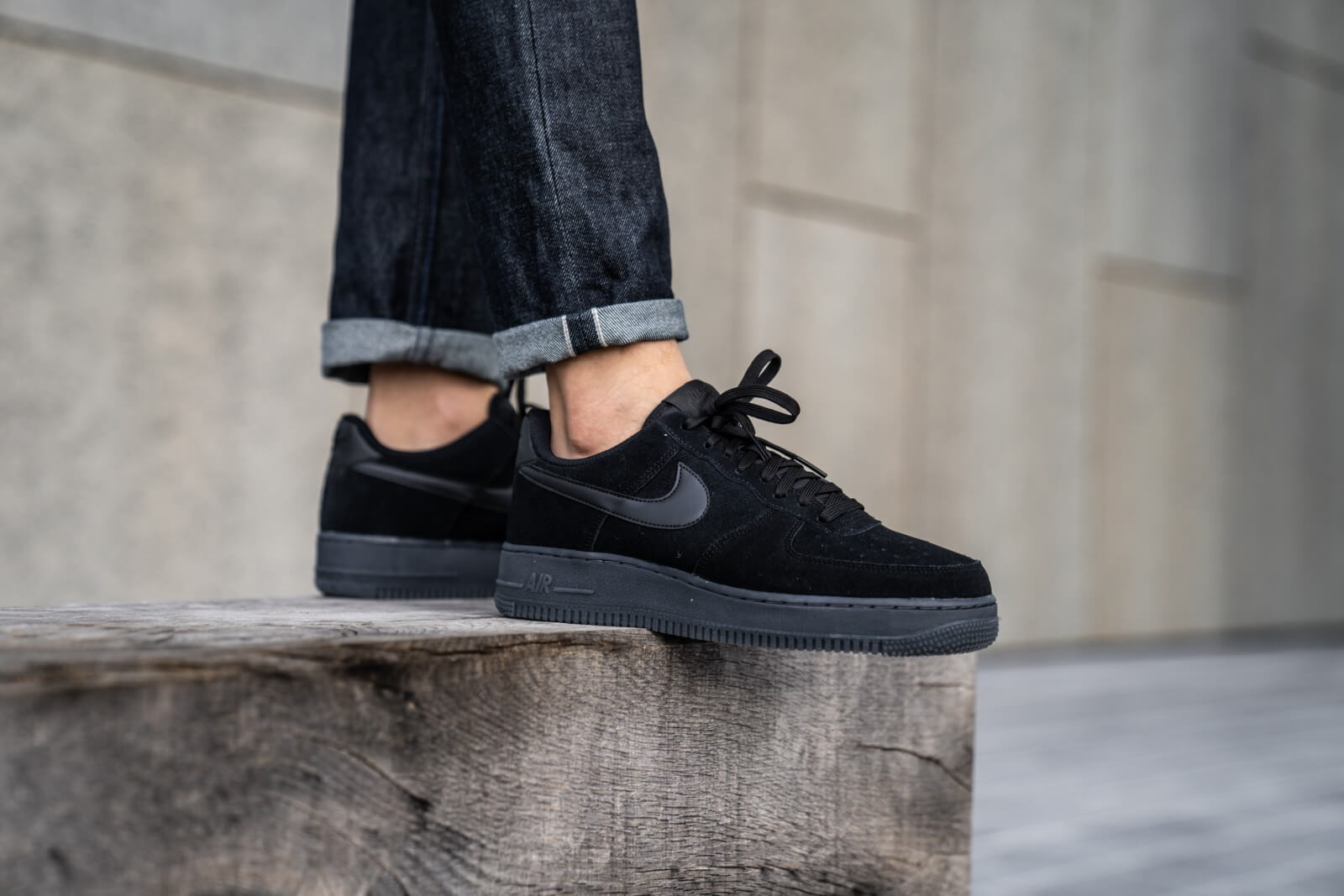 Interpretatief canvas bijtend HYPEBEAST on Twitter: "#Nike's Air Force 1 '07 LV8 3 has been given a lush  “Black/Anthracite” update. Coming in a muted triple-black colorway, the  shoe features a suede base with a tonal