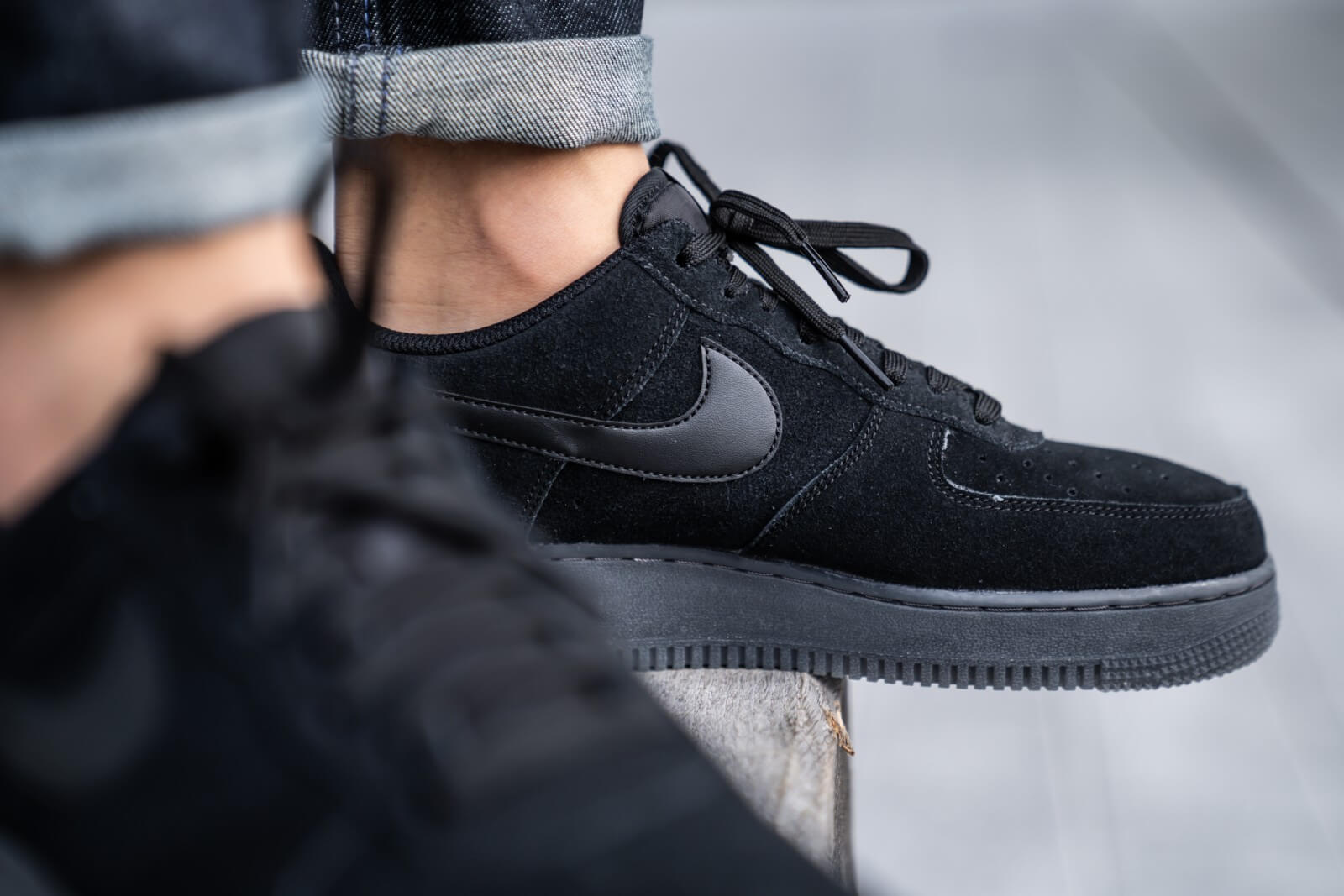 Interpretatief canvas bijtend HYPEBEAST on Twitter: "#Nike's Air Force 1 '07 LV8 3 has been given a lush  “Black/Anthracite” update. Coming in a muted triple-black colorway, the  shoe features a suede base with a tonal