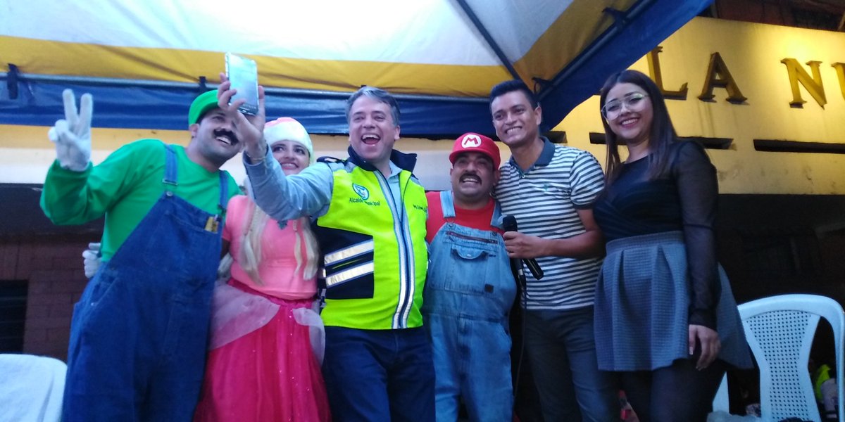 MuniVillaNueva's tweet photo. Los colaboradores municipales de las direcciones de comunicación social, @DIMUDELVN @SoseaVN y #DMP en el desfile navideño en #VillaNueva #VN100X100 @EdwinEscobarGT https://t.co/ZnoeV9RRK3