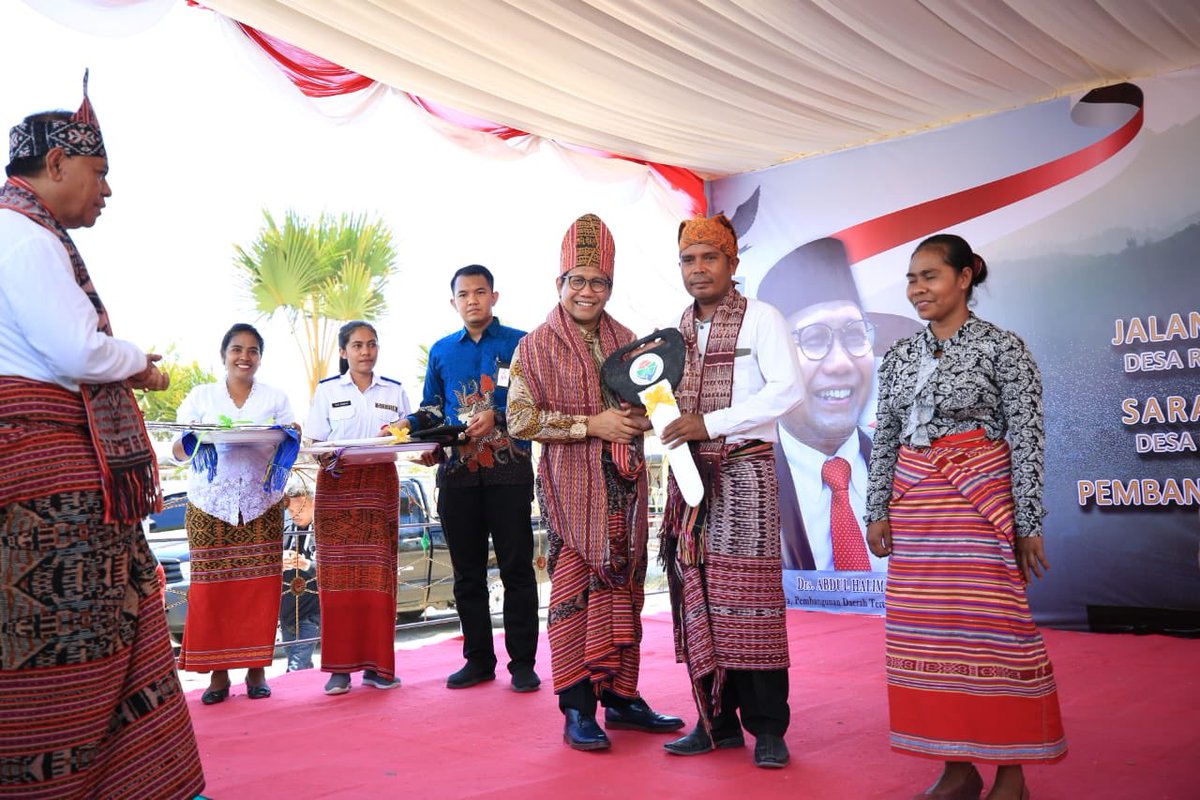Semangat Membangun Negeri -  Pak Mendes meresmikan sejumlah infrastruktur di wilayah perbatasan di Kabupaten Malaka - NTT,  Minggu 15 Desember 2019

#DesaPerbatasanUntukNKRI 
<a href="/halimiskandarnu/">ABDUL HALIM ISKANDAR</a>
<a href="/anwsanusi/">Anwar Sanusi</a>
<a href="/imansyukri/">Iman Sukri</a>
<a href="/taufikmadjid71/">IG : taufik.madjid</a>
<a href="/tppkemendes/">TPP KEMENDES</a>