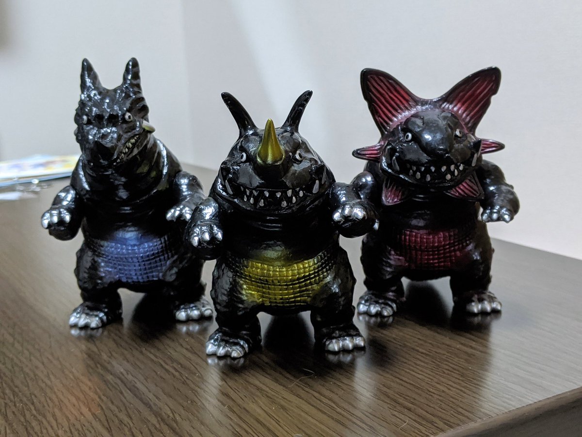 Y_shadow's tweet photo. 一通り見て回った中で、サンガッツ本舗さんのネロンガ、パゴス、ガボラのソフビに一目惚れをして購入。この頭挿げ替え3兄弟…たまらん… https://t.co/rQCG0WeivQ