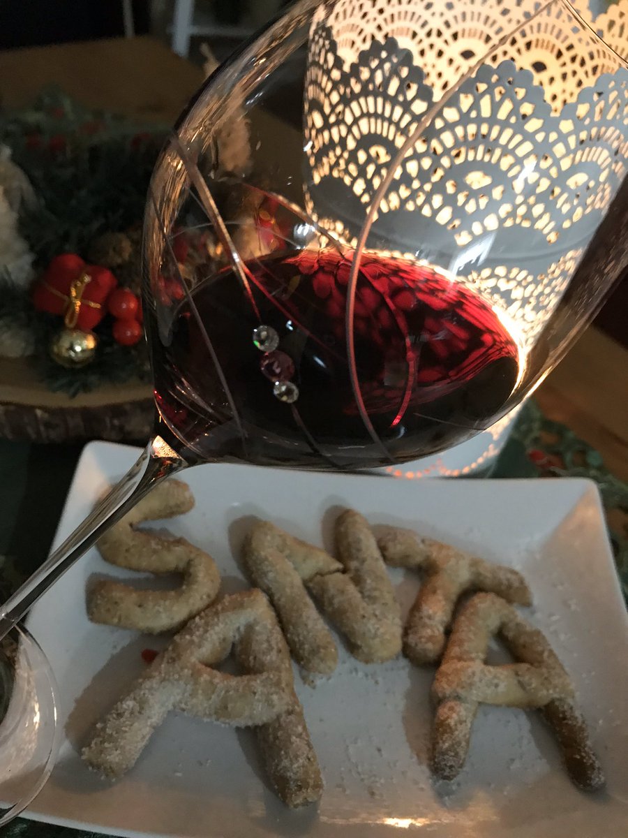 Julianna_glass's tweet photo. My sign to Santa 🎅 is clear
#wine and cookies 🍷🍪 
I’m ready for Christmas 🎄🍷✨🎁

Hope everyone had a wonderful weekend!! ❄️🎄🍷🕯✨🥂 #sundayvibes https://t.co/V1MEd3c6Is