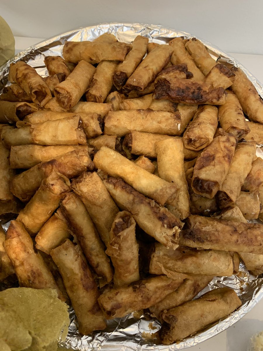 SISIGDUBU's tweet photo. SHET THIS IS WHAT I CAME FOR 

RT THIS BILAO OF LUMPIA FOR GOOD LUCK https://t.co/6NqxByXsRg