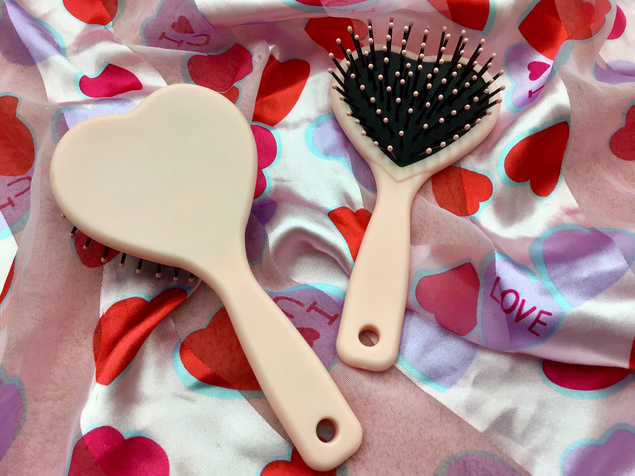 サンキューマートイオンタウン郡山店 ハートブラシ ハート型ヘアブラシが入荷しました コンパクトなサイズなのでポーチにもin出来ちゃう 持ち運びに便利なアイテムです もちろん390円 税 可愛いと思ったらrt T