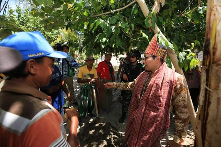 hendrano123's tweet photo. Menteri desa PDTT meresmikan infrastruktur di Desa Perbatasan. Semoga desa semakin maju, mandiri, makmur dan sejahtera.
#DesaPerbatasanUntukNKRI
@halimiskandarnu
@imansyukri
@anwsanusi
@taufikmadjid71
@tppkemendes
@P3MDKalteng 
@P3MDBarsel https://t.co/PMvBohRDu0