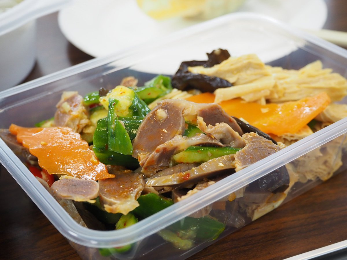 Chineko 今日も仕事の合間に友誼食府でお昼ご飯 大沪邨で小馄饨と牛肉煎包 三宝粥店で凉拌菜の锅贴を買った だうつん