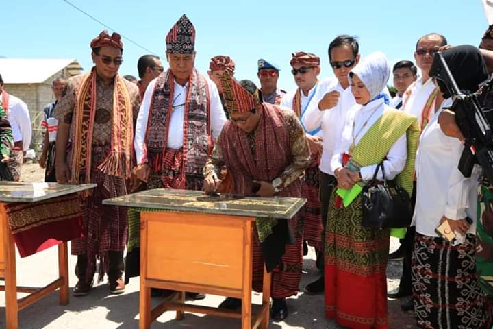 danikomputer125's tweet photo. Kemendes PDTT Gelontorkan Rp37,16 Miliar untuk Peningkatan Infrastruktur di Kabupaten Malaka NTT Pak Menteri  #halimiskandarnu telah meresmikan Jalan Strategis desa Perbatasan pd Minggu, 15/12/19
@halimiskandarnu
@anwsanusi
@imansyukri
@taufikmadjid71
@tppkemendes 
@P3MDKalteng https://t.co/evZoombrjc