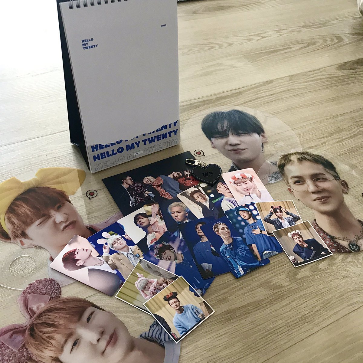 pocky_w's tweet photo. @missing_u_so 미씽유쏘님 시그 드디어 도착💙 초인종 울리자마자 달려나가서 소중하게 품에 안은ㅜㅜ 뜯자마자 영롱해서 손 덜덜 떨면서 언박싱 했어요,, 위클리 달력 사진 하나하나 감상하고 특전 하나하나 감상✨ 진짜 너무 예뻐서 감탄 또 감탄하면서 봤다는!! 미씽유쏘님 시그 산 게 최고잘한일~ https://t.co/iRtTyGZZAg