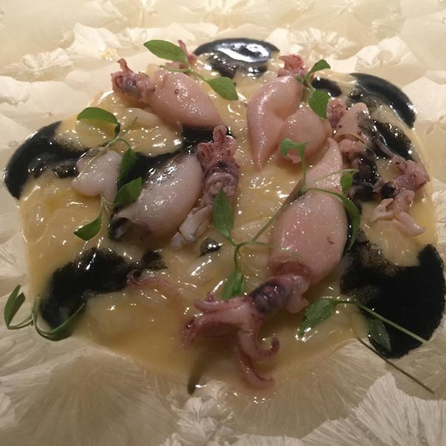 Sixth course @biancrestaurant - Amalfi-lemon risotto/chipirones/black ink vinaigrette - al dente risotto perfumed by some citrus notes and earthiness of the black ink paired with tasty baby squids #hamburg #germany #restaurant #dinner #tastingmenu #vacat… ift.tt/34pp4Wz