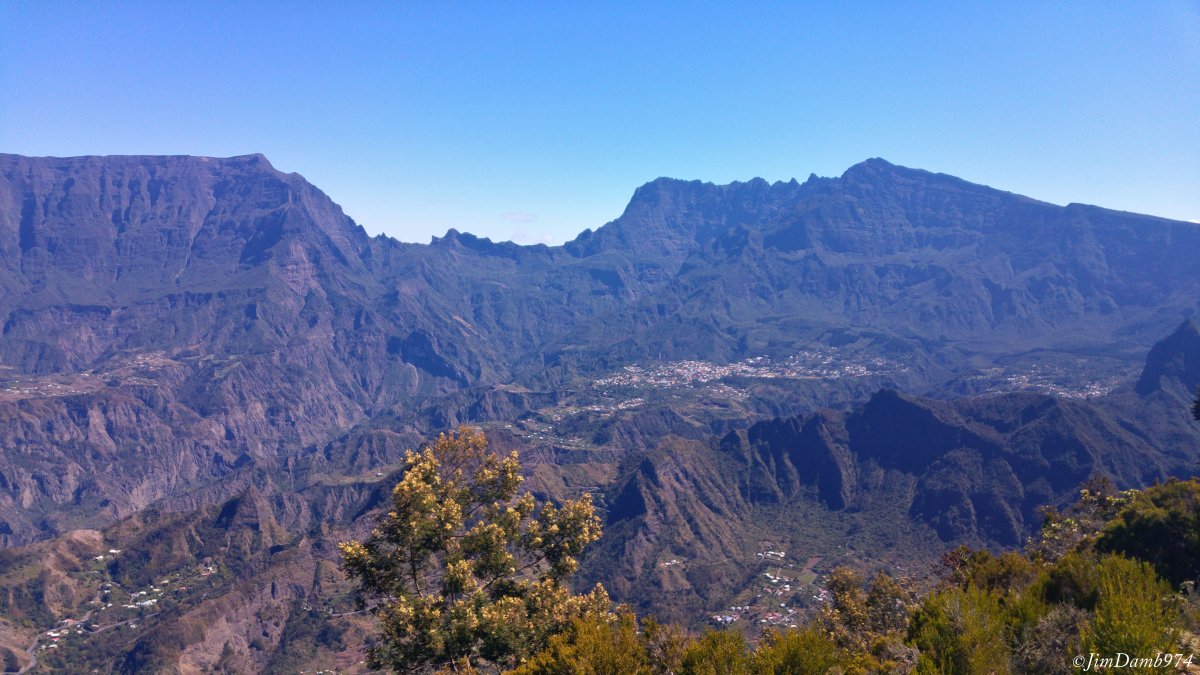 jimdamb974's tweet photo. Dés que je peux je remonterai bien à Dimitile (alt 1800m) pour cette vue magnifique sur le cirque de Cilaos.
#laReunion #Team974 #MagnifiqueReunion #OutreMer #Nature #Voyages #tourisme #vacances #Cilaos #Unesco #France #Dimitile #Trail https://t.co/rmZRGwDrmk