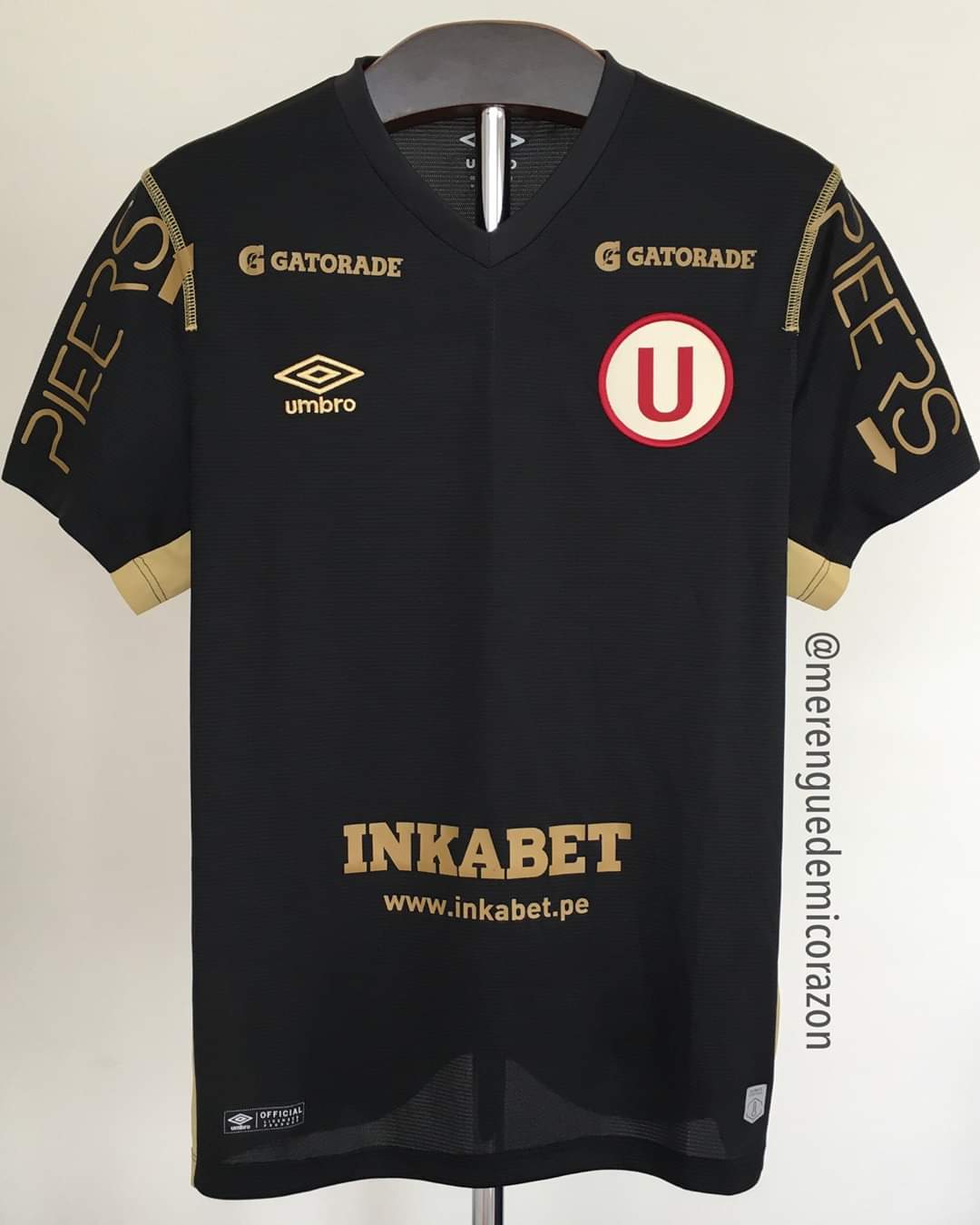 Nico on X 2016 negra ese ano se hizo una camiseta especial en color negro que fue sencillamente espectacular detalles dorado y la U resaltaba en su totalidad https t uTEtFouAGH
