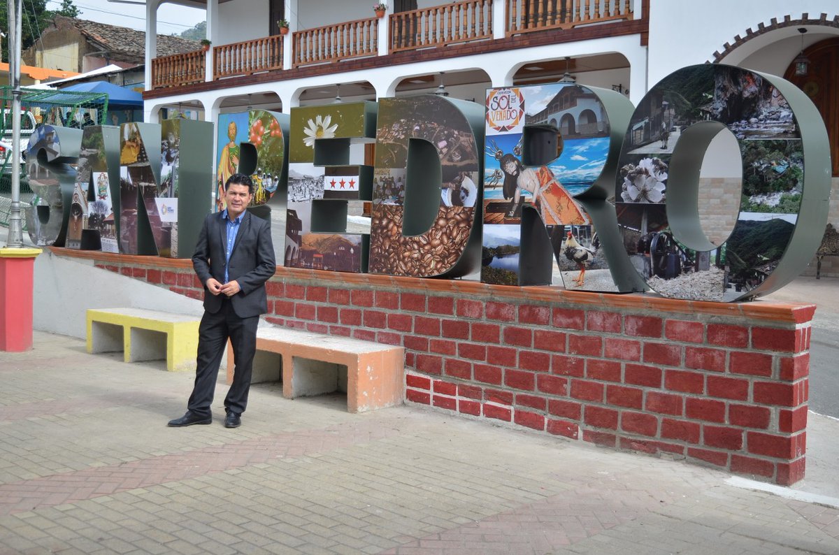 duvalcuevav's tweet photo. Participamos de los 32años de vida política de la.parroquia de San Pedro de Vilcabamba. https://t.co/VePErOdALN