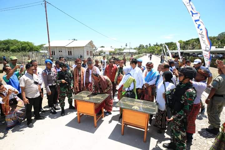 Antusias masyarakat Kab.Malaka menyambut Mendes <a href="/halimiskandarnu/">ABDUL HALIM ISKANDAR</a> begitu tiba di daerah itu.

#DesaPerbatasanUntukNKRI