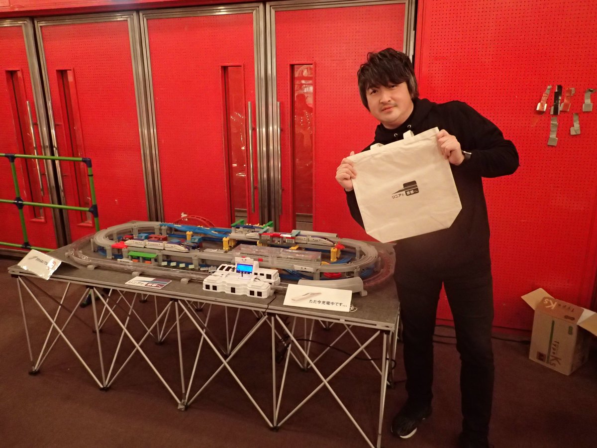 linearkyoto's tweet photo. １２月１４日（土），ＫＢＳ京都開局６８周年記念特別番組「サンクス６８」ほっかほか朝市において，リニア中央新幹線の京都誘致のＰＲを行いました！「超伝導走行リニアトイ」のデモ走行を行った当ブースには，たくさんの方々にお越しいただき，本取組について，知っていただくことができました。 https://t.co/yOBkndqObF