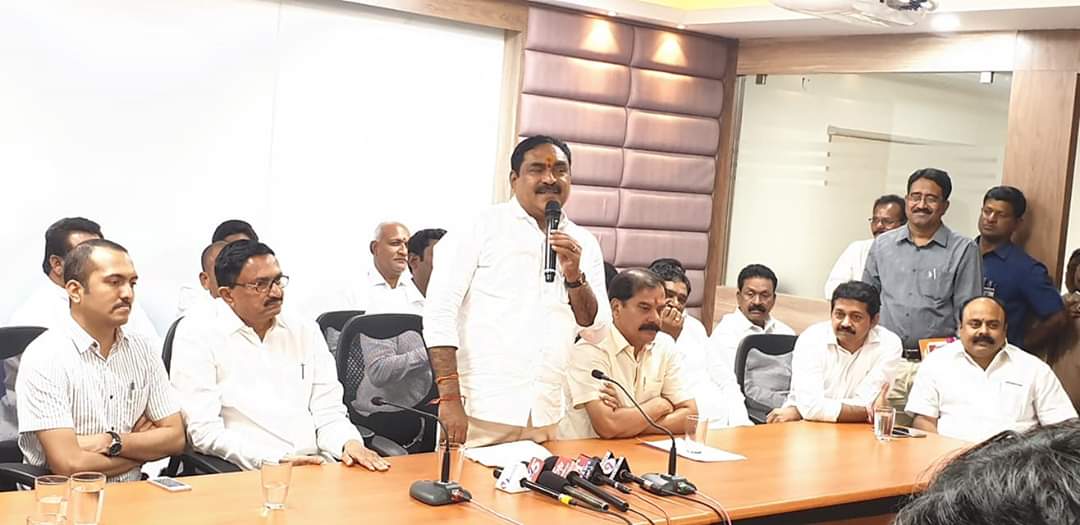 Pochampallisri's tweet photo. వరంగల్ అర్బన్ :

ఈరోజు హన్మకొండలోని కూడా కార్యాలయంలో  జరిగిన కూడా నూతన పాలకవర్గ సభ్యుల పదవీ స్వీకారం కార్యక్రమానికి హాజరైన గౌ: పంచాయితీరాజ్ శాఖ మాత్యులు ఎర్రబెల్లి దయాకర్ రావు గారు,ప్రభుత్వ చీఫ్ విప్ దాస్యం వినయ్ భాస్కర్ గారు,ఎమ్మెల్సీ పోచంపల్లి శ్రీనివాస్ రెడ్డి గారు.. https://t.co/Ih3dQ6aA8v