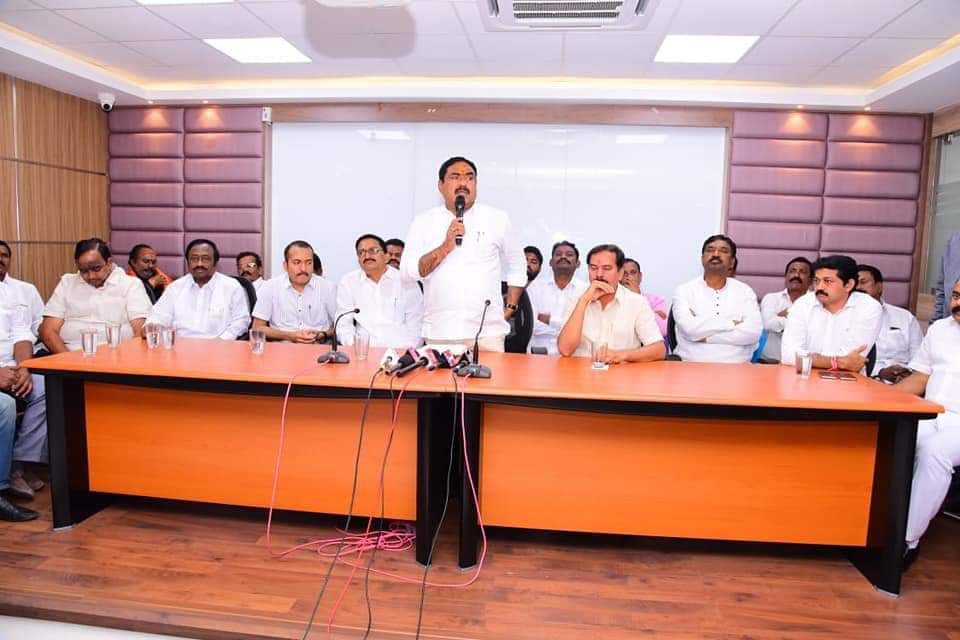 Pochampallisri's tweet photo. వరంగల్ అర్బన్ :

ఈరోజు హన్మకొండలోని కూడా కార్యాలయంలో  జరిగిన కూడా నూతన పాలకవర్గ సభ్యుల పదవీ స్వీకారం కార్యక్రమానికి హాజరైన గౌ: పంచాయితీరాజ్ శాఖ మాత్యులు ఎర్రబెల్లి దయాకర్ రావు గారు,ప్రభుత్వ చీఫ్ విప్ దాస్యం వినయ్ భాస్కర్ గారు,ఎమ్మెల్సీ పోచంపల్లి శ్రీనివాస్ రెడ్డి గారు.. https://t.co/Ih3dQ6aA8v