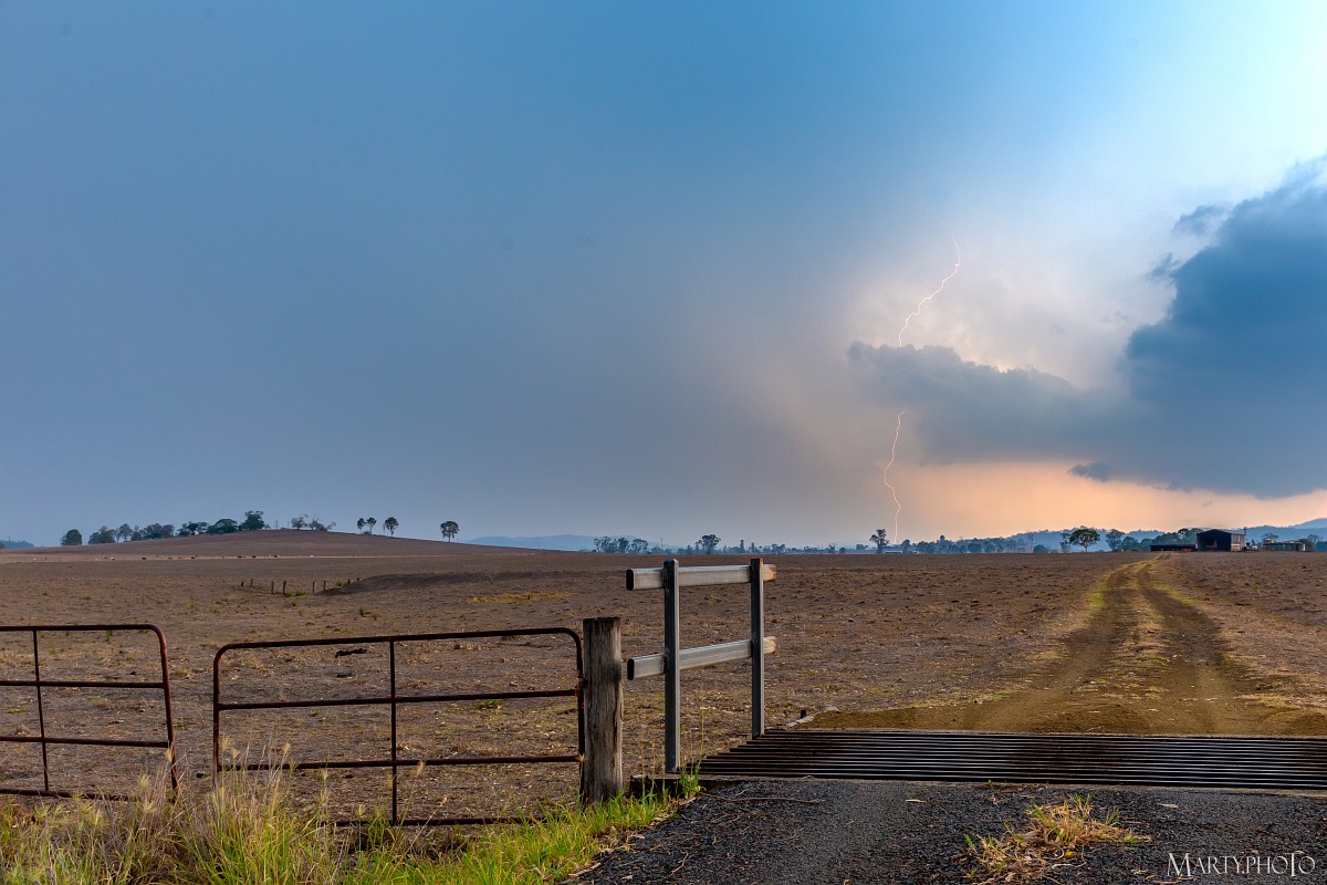 A couple of quick pics from a storm cluster that approached Beaudesert on Thursday: marty.photo/severeweather/…