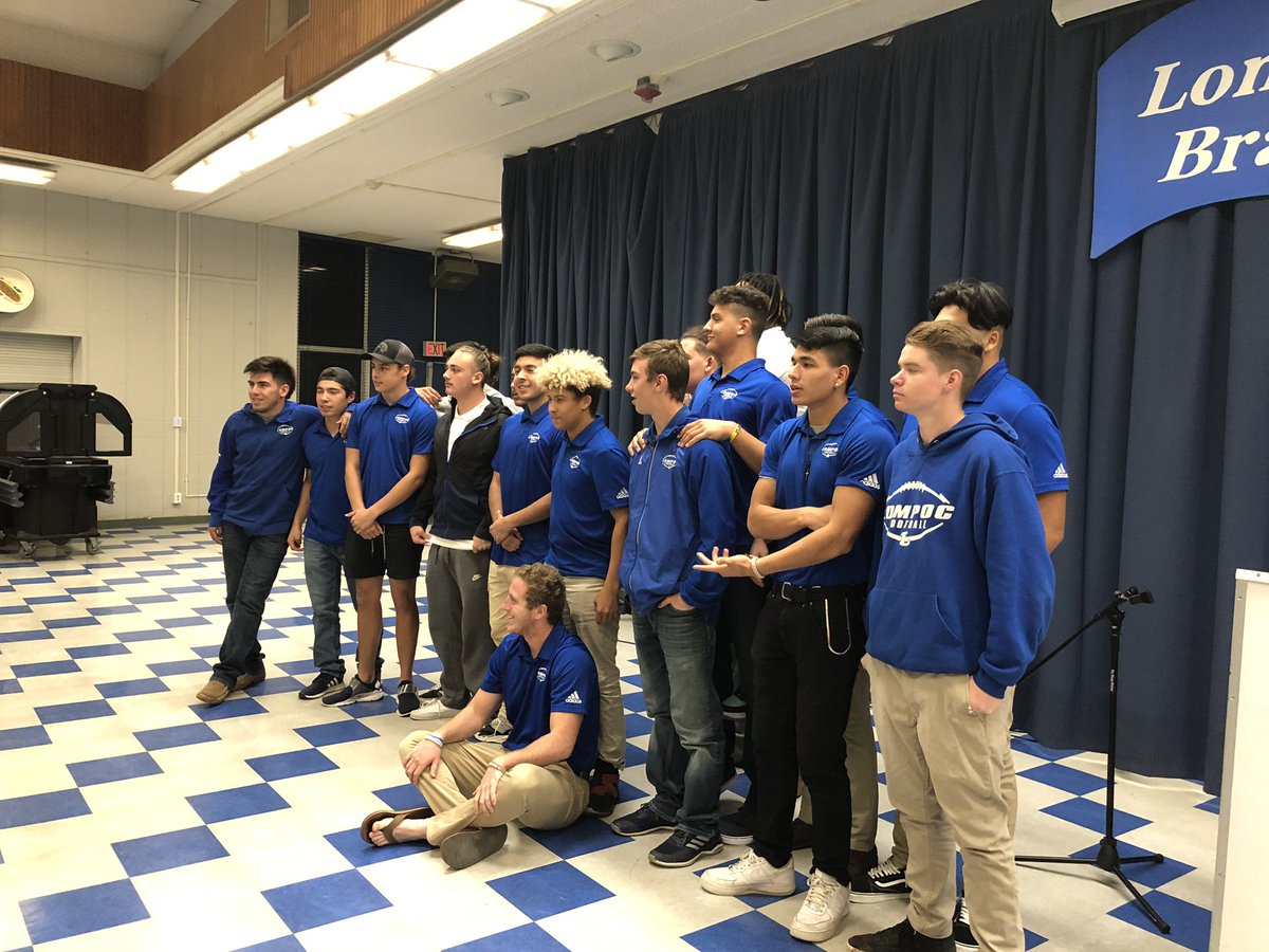 LompocFootball's tweet photo. Thank you to our seniors. Great things ahead. #LompocFootball https://t.co/Gh5HraZxUl