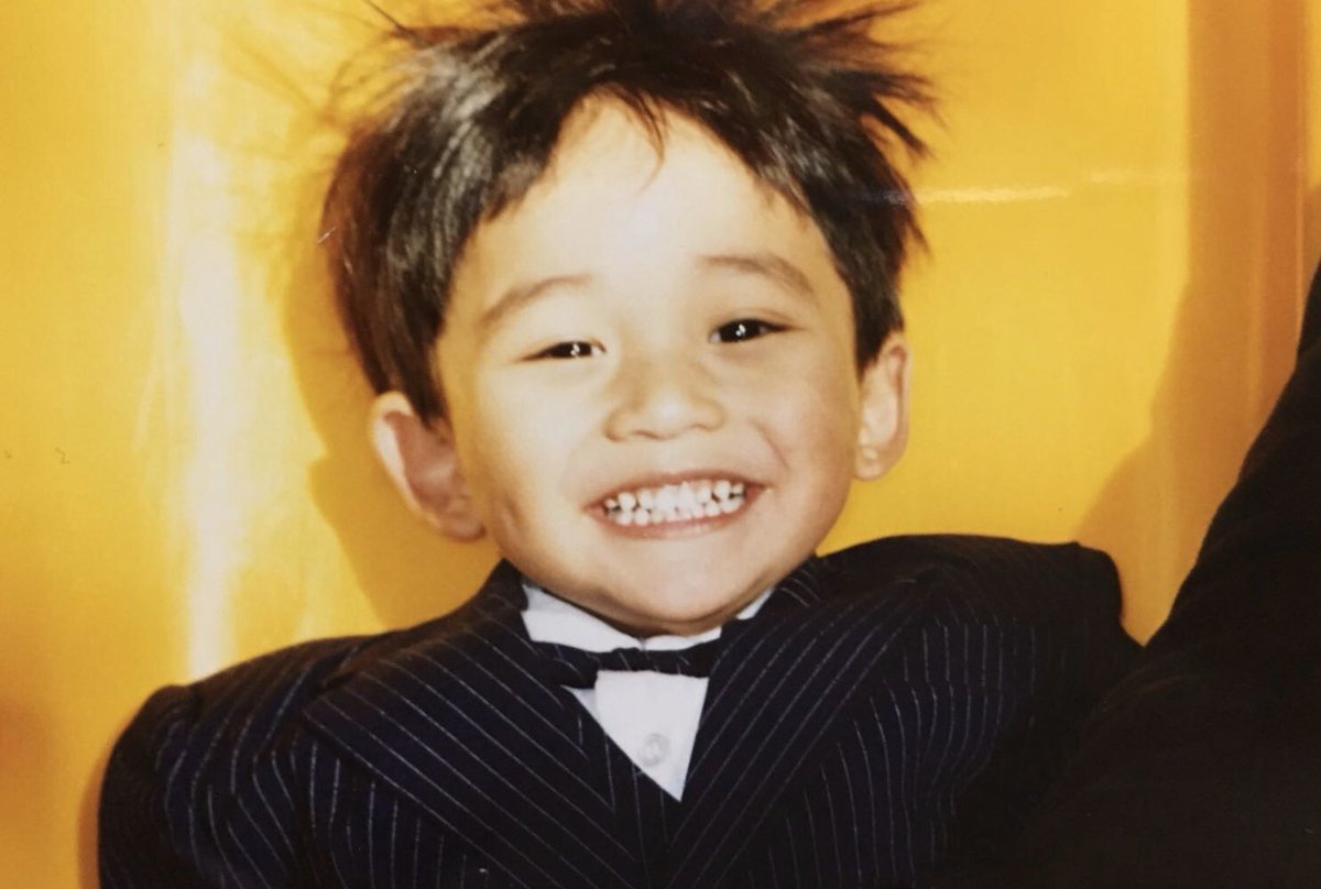 คิดภาพเด็กคนนี้ โดนแม่ดุว่า “ทำไมพูดไม่ฟัง บอกให้มา มาตรงนี้!” ละก็โดนตีก้น ป้าบๆ! กระโดดดึ๋งๆ หัวเราะวิ่งเอิ๊กอ๊ากหนีแม่ ก็ยิ้มตามแล้วอะ มีลูกแสบซนขนาดนี้ คนเป็นแม่เหนื่อยแต่ก็คงมีความสุขที่สุดเลยแหละเนอะ