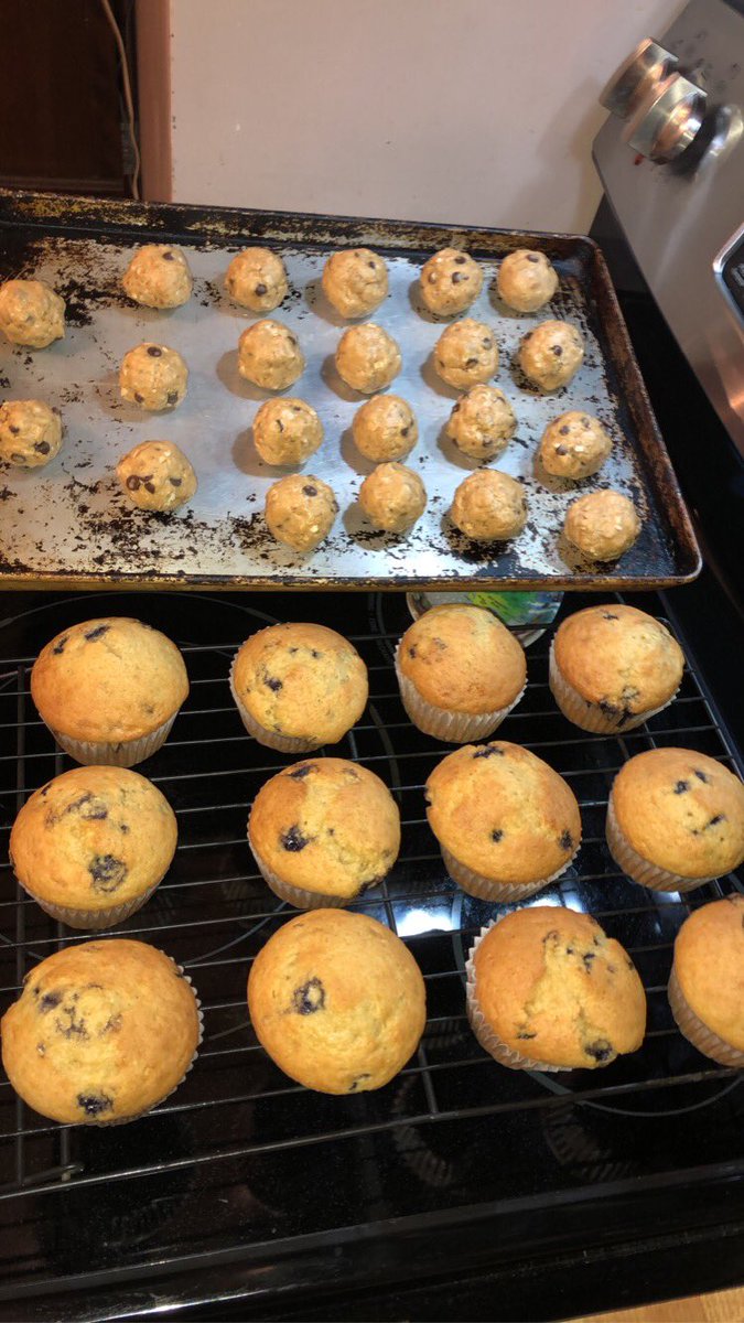 CanadianLife13's tweet image. Some Sunday snack prep! Protein balls and blueberry muffins to get me through the upcoming 6 day workweek💫
.
.
#Arbonne #SnackPrep #ProteinBalls #Muffins