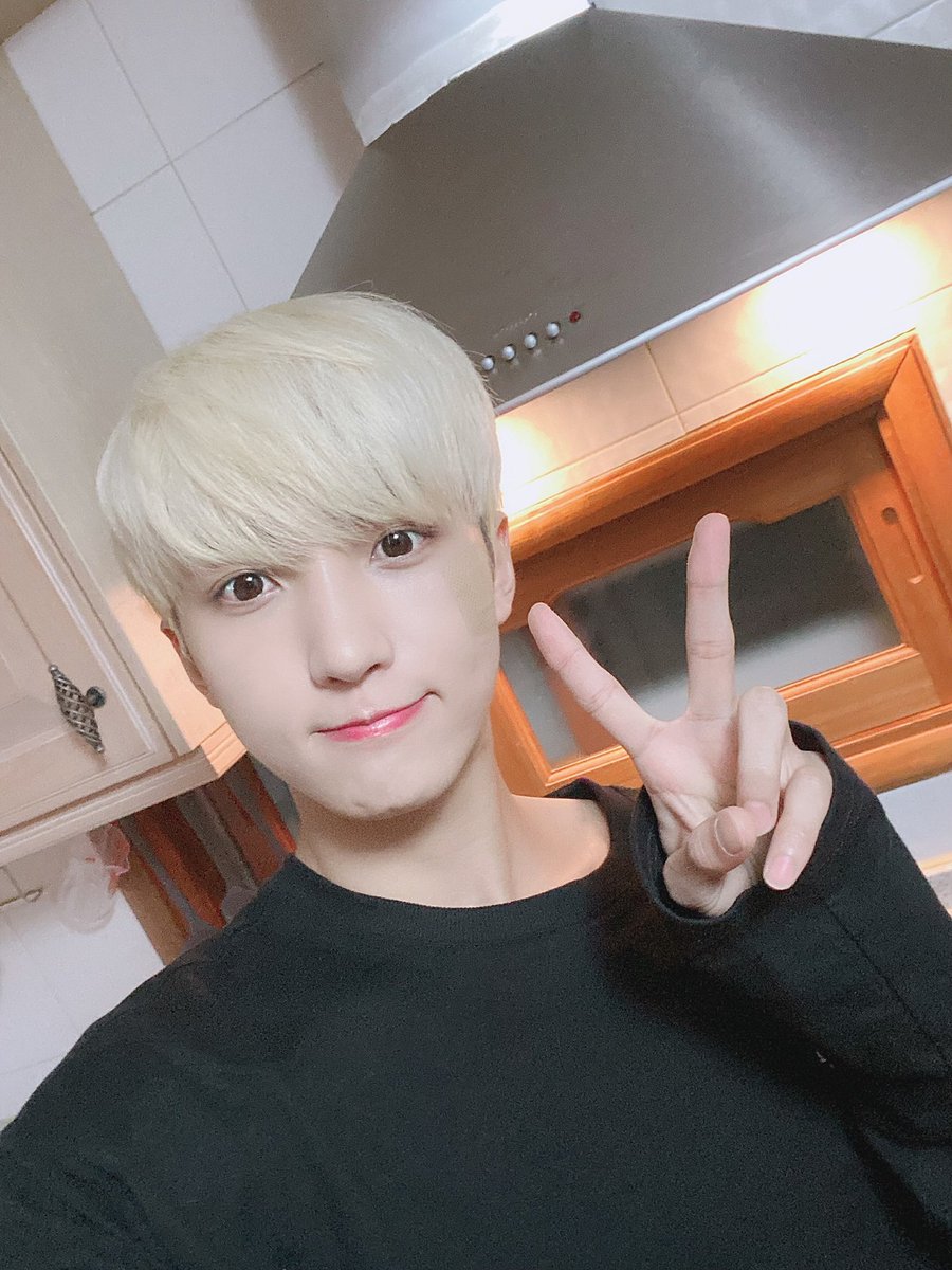UP10TION's tweet photo. 🐰월요일 파이팅

#업텐션 #UP10TION #선율 #SUNYOUL https://t.co/z84ponJF1A