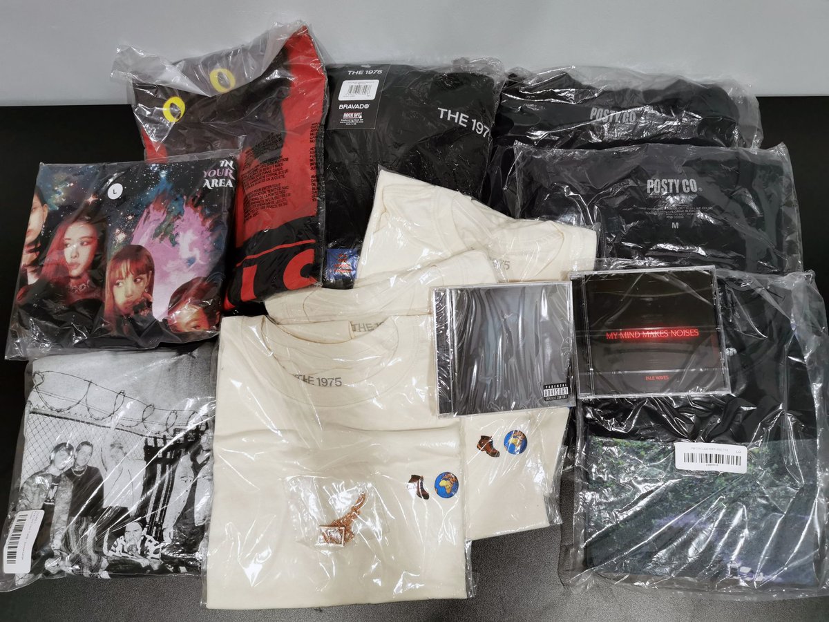 ATSTMerch's tweet photo. All The Small Things Merch รับพรีออเดอร์สั่งซื้อเสื้อวง เทป ไวนิล และซีดีจากวงต่างประเทศ หรือสินค้าจากแบรนด์อื่นๆ สามารถทักเข้ามาสอบถามได้เลย ราคาเป็นกันเอง เช็คเครดิตได้ที่ https://t.co/3DYexwIFV2
#ATSTMerch #ตลาดนัดบพ #The1975Thailand #PostMaloneThailand #บริงมี #ของแท้ https://t.co/up8OmLORfi
