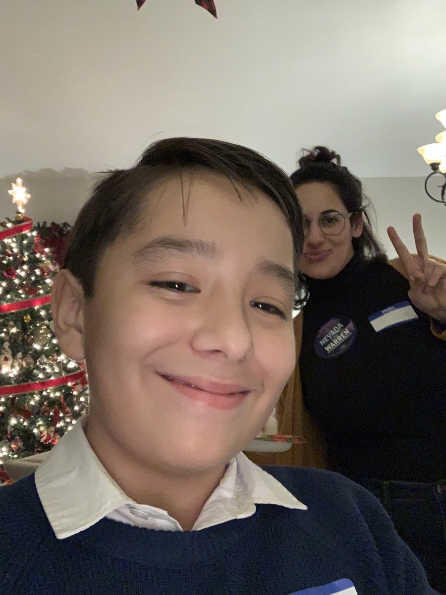 campaignjaz_'s tweet photo. It was a great night to be a warren supporter! Lots of great company, crazy good cheese platter and #youth for #warren! Feliz fiestas navideñas mi gente! ❤️🎄 #nvforwarren #warren2020 https://t.co/fvhWLMsbdh