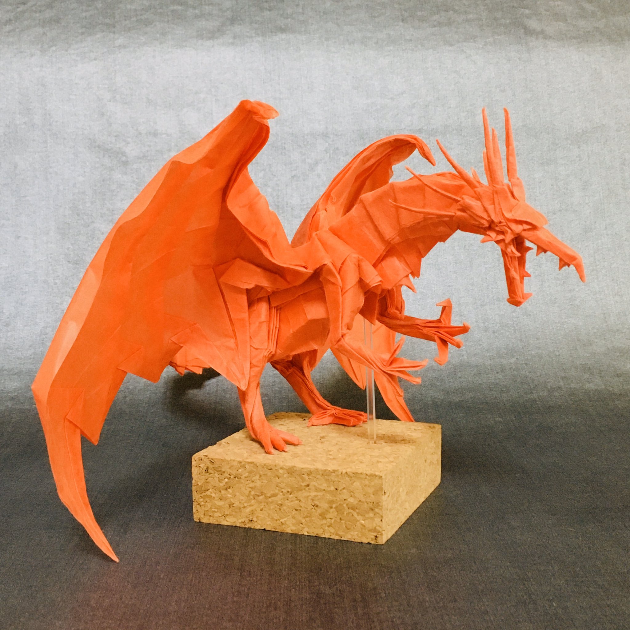すぎぽよ A Twitter 神谷さんのエンシェントドラゴンanotherを仕上げ直しました٩ W و 翼をリメイク版っぽく 尻尾を細く 後ろ脚を微調整しました やっぱりanotherは立ってた方がカッコいいですね٩ ๑ W ๑ و 折り紙作品 Origami T Co Zsm8fjhqzn