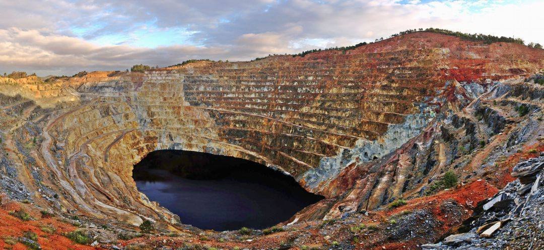 lasmananaskiss's tweet photo. Amanecemos en Riotinto, Huelva. Tiene un interesante patrimonio artístico, como la Iglesia de Sta Bárbara. Pero, sin duda, lo más destacable y por lo que es mundialmente famoso, son sus minas de cobre, pirita y su paisaje casi lunar. Os invitamos a conocerlo #LMK #BuenosDías https://t.co/KaEkJwkY16