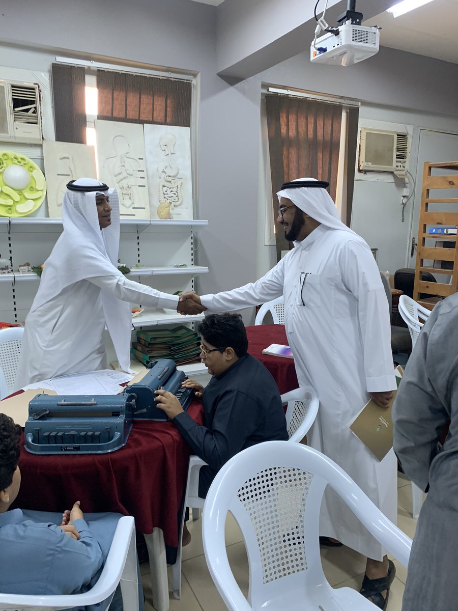 تشرففت فصول النور الملحقة بمدرسة طارق بن زياد الابتدائية بزيارةالمشرف التربوي الاستاذ فواز حكمي للاطلاع على سير الاختبارات واليوم الدراسي وقد اثنى على جهود المعلمين وشكر قائد المدرسة الاستاذ وليد النمري