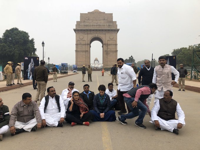 akramaliIYC's tweet image. Congress leader Smt @priyankagandhi and other leaders stage a symbolic protest in front of India Gate against the unjust police brutality on students of #Jamia Milia Islamia and Aligarh Muslim University. #AMUprotest #JamiaProtest