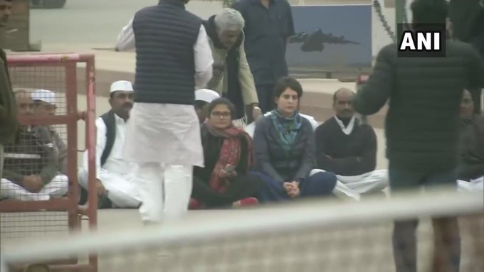 akramaliIYC's tweet image. Congress leader Smt @priyankagandhi and other leaders stage a symbolic protest in front of India Gate against the unjust police brutality on students of #Jamia Milia Islamia and Aligarh Muslim University. #AMUprotest #JamiaProtest