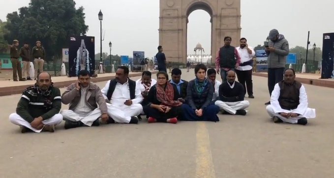 akramaliIYC's tweet image. Congress leader Smt @priyankagandhi and other leaders stage a symbolic protest in front of India Gate against the unjust police brutality on students of #Jamia Milia Islamia and Aligarh Muslim University. #AMUprotest #JamiaProtest