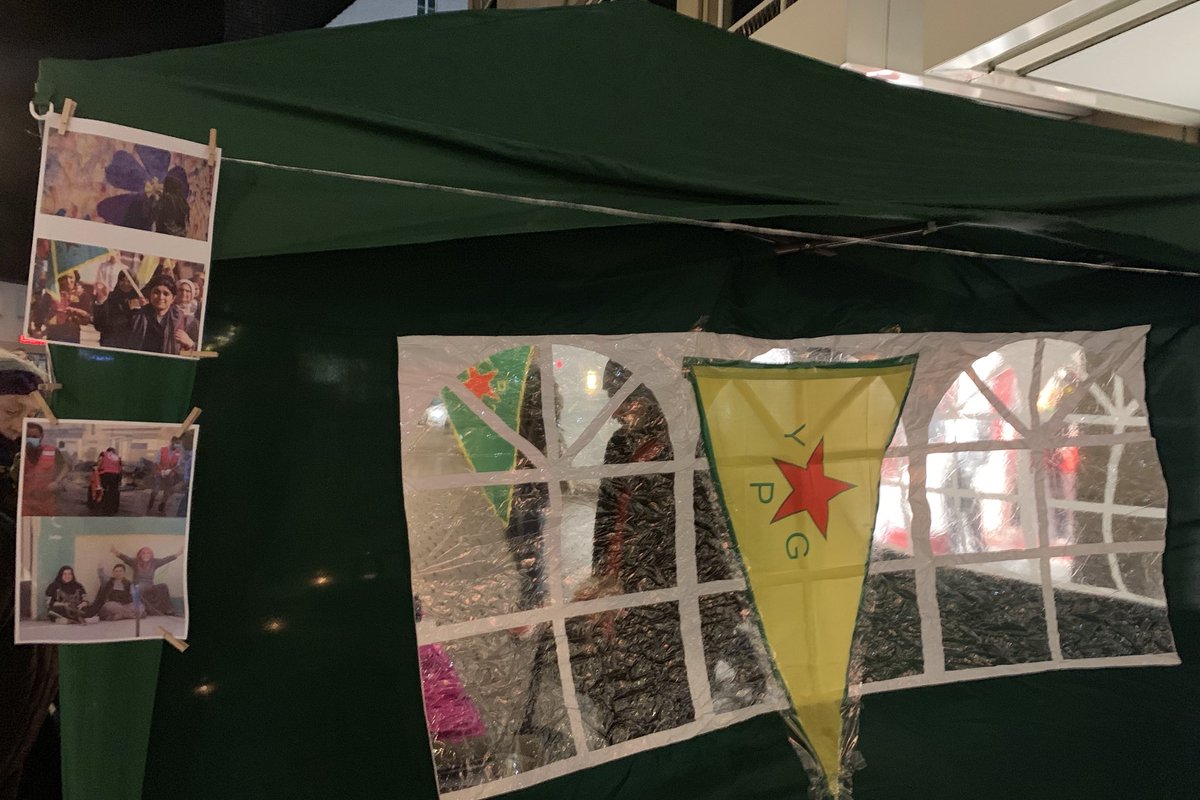 JXKofficial's tweet photo. Weihnachtsstand für Rojava in #Bielefeld!
Kurdische und internationalistische Aktivist*innen haben auf dem Bielefelder Weihnachtsmarkt über die aktuelle Situation in Rojava informiert.

Eine vollständige Erklärung:
https://t.co/JxkDJcJC57
#RiseUp4Rojava #Nehele #WomenDefendRojava https://t.co/cAxRbjzSm4