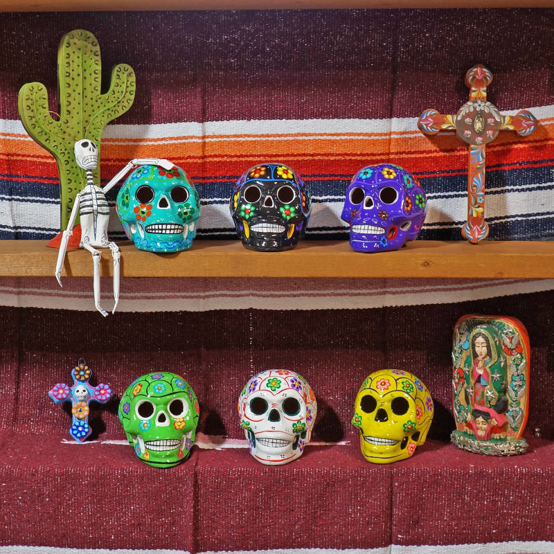 マライカオンラインショップ メキシコのポップで陽気なカラーリングのカラベラの置物が再入荷しました お部屋のインパクトあるインテリアやプレゼントとしても喜ばれそうです T Co Xugln8fwep カラベラ メキシカンスカル シュガースカル