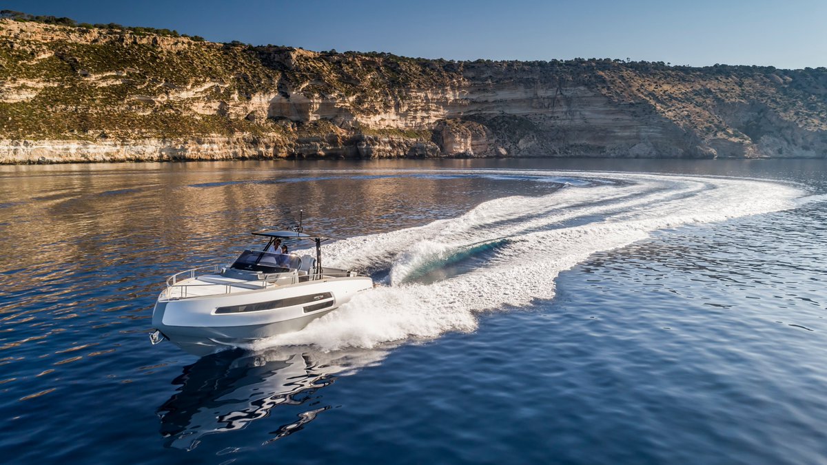 Empezando la semana con la misma energía y fuerza que esta Invictus GT370. ¡Buena semana! #Invictusyacht #invictus #gt370 #marinagrup #marinaportginesta #nauticamar #gamagt #seriet #intraborda #hardtop
