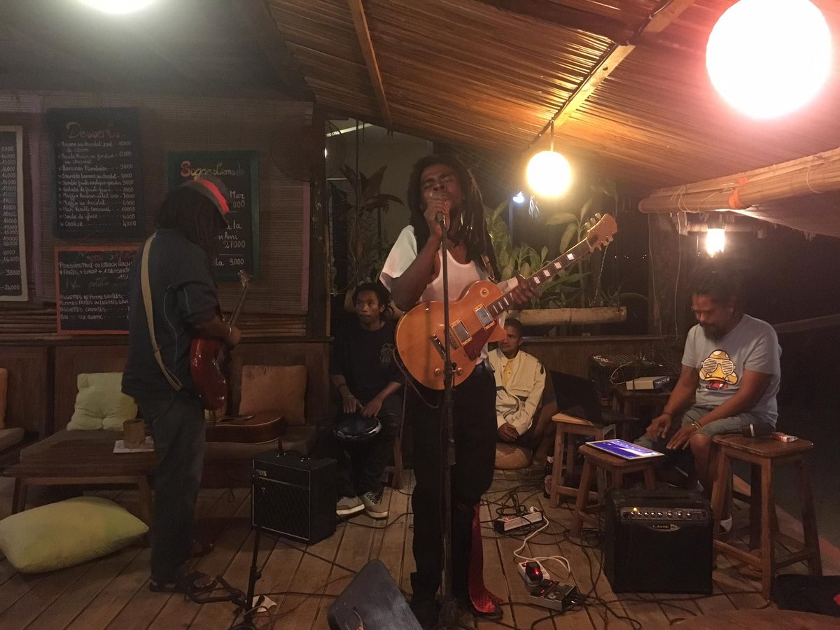 Live_Madagascar's tweet photo. Bord de plage, plats pour tout les goûts, rhum arrangé, cocktail et bien plus ! Le tout avec soirée ambiance musicale et concert régulier, TSY MANIN est un des lieux incontournables lors de votre passage à Nosy Be 😍

🍤🍷🎺 Envie d'en savoir plus ?👉 https://t.co/DsktWc5bRl https://t.co/ujyBndhinx