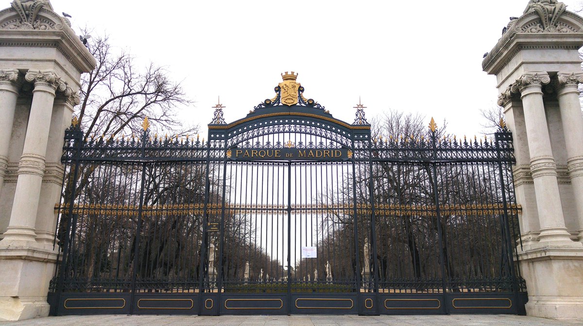 🚨 Este lunes por previsión de fuertes rachas de viento a partir de las 16:00 h. se procederá al desalojo y cierre de los Jardines de El Retiro y otros 8 parques de la ciudad. diario.madrid.es/blog/notas-de-…